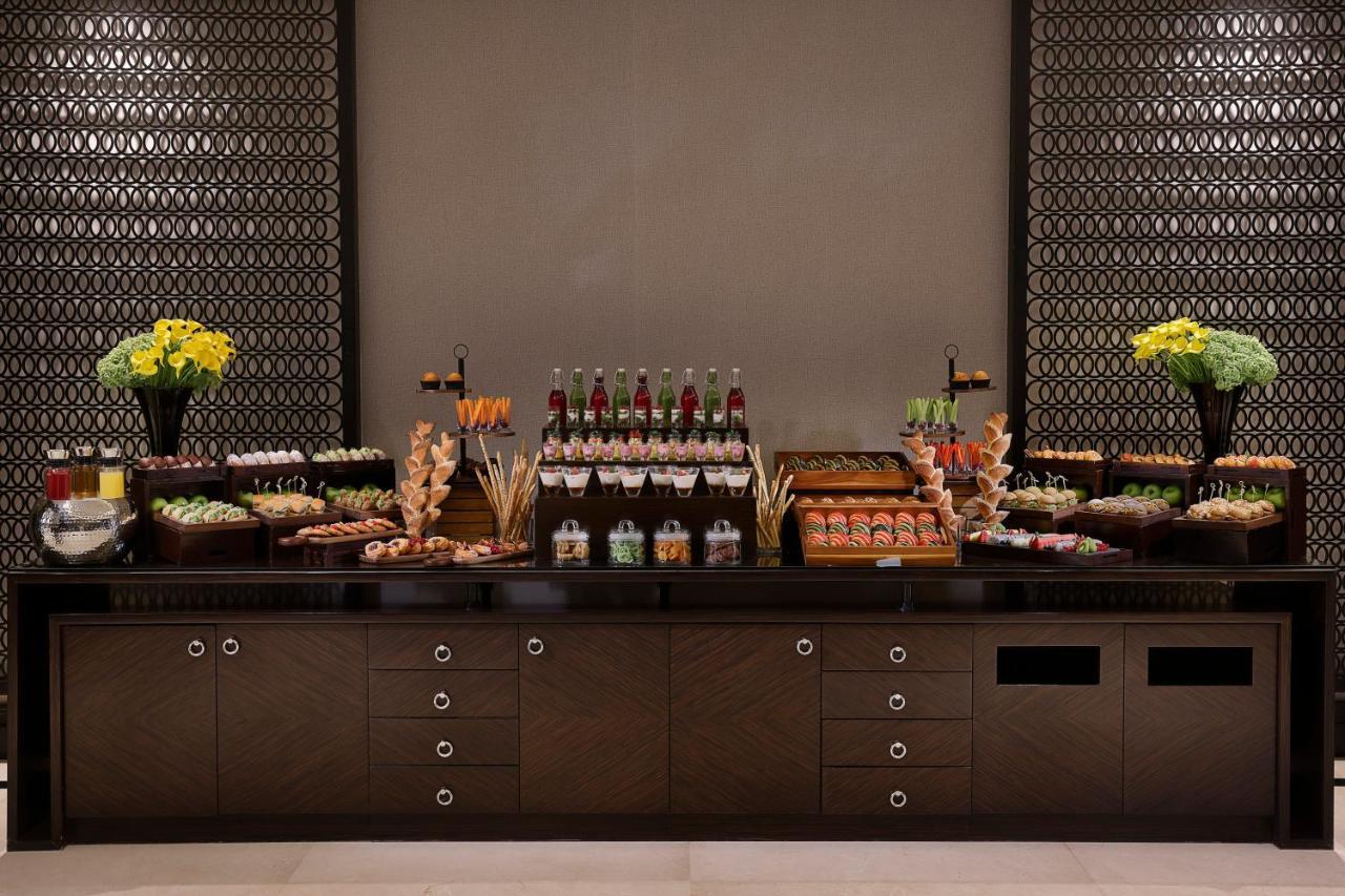 voco - Riyadh, an IHG Hotel Buitenkant foto A buffet at a hotel