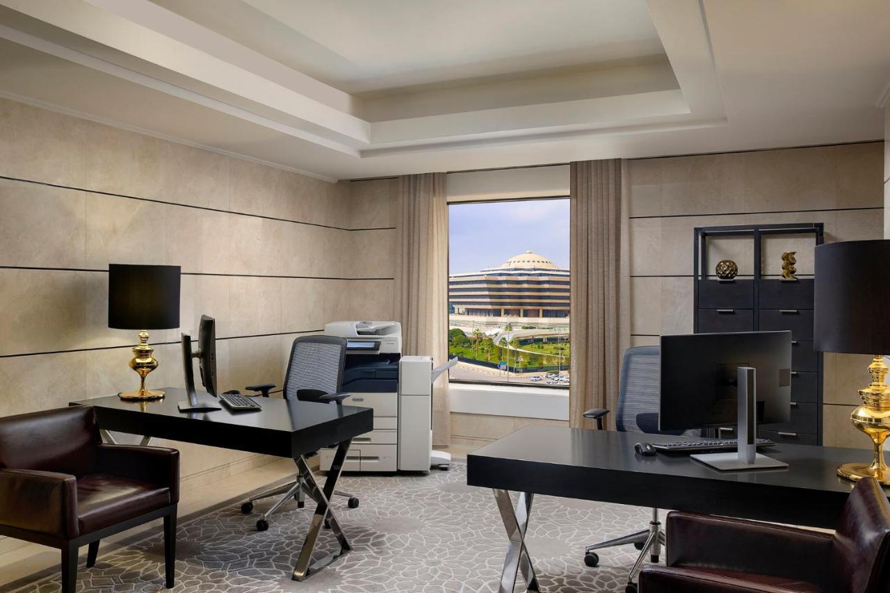 voco - Riyadh, an IHG Hotel Buitenkant foto The Business Centre