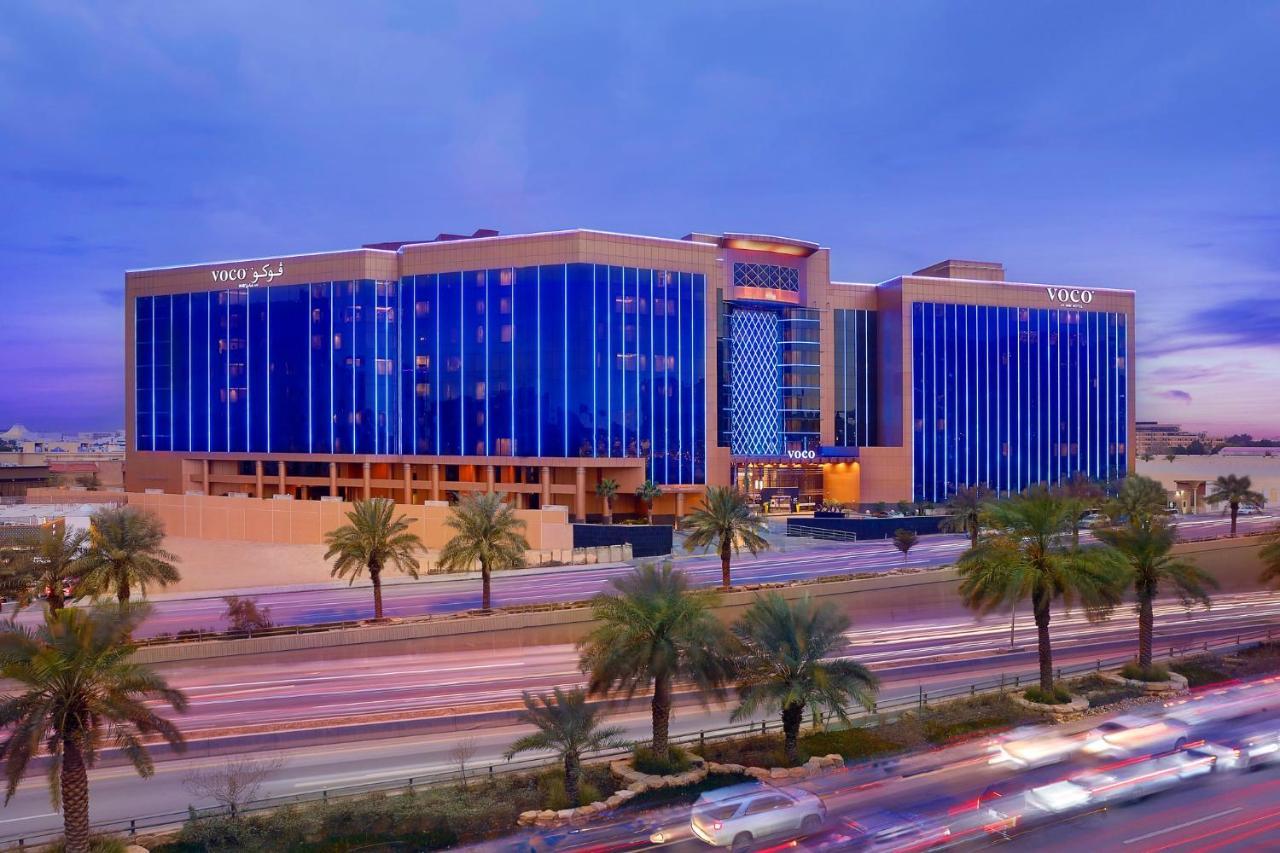 voco - Riyadh, an IHG Hotel Buitenkant foto The hotel at night