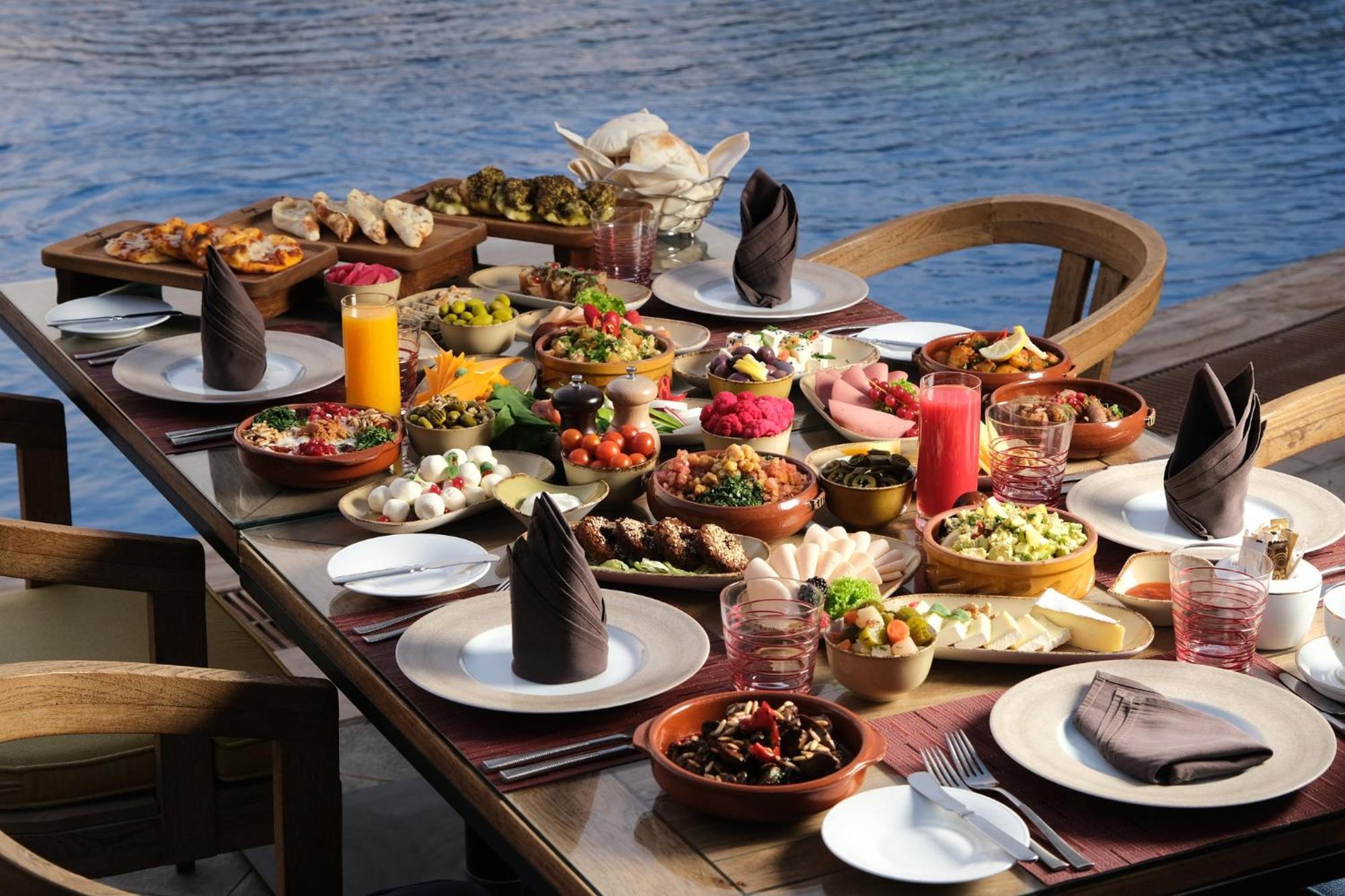 voco - Riyadh, an IHG Hotel Buitenkant foto A selection of Turkish meze