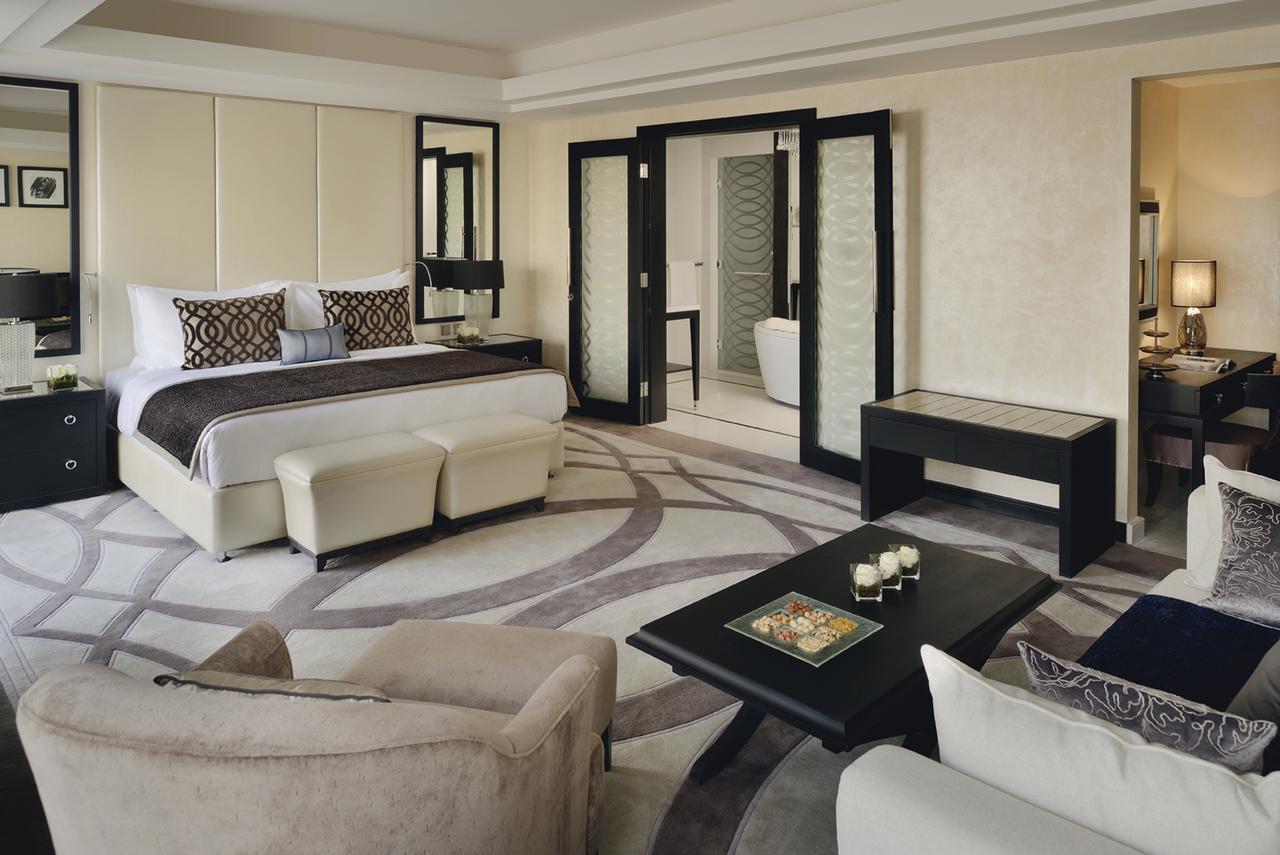voco - Riyadh, an IHG Hotel Buitenkant foto A suite at the Jumeirah Emirates Towers Hotel