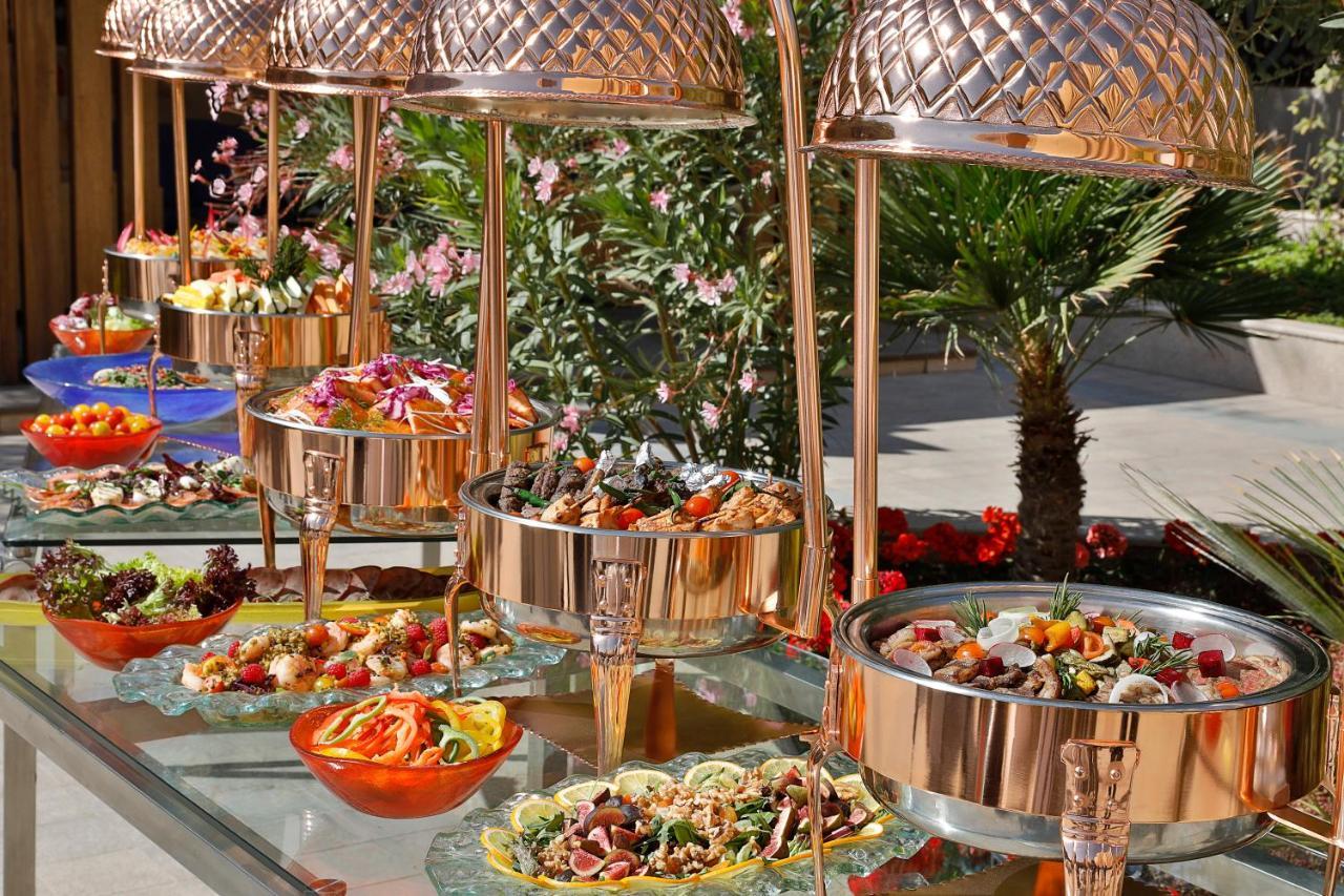 voco - Riyadh, an IHG Hotel Buitenkant foto A buffet at a hotel