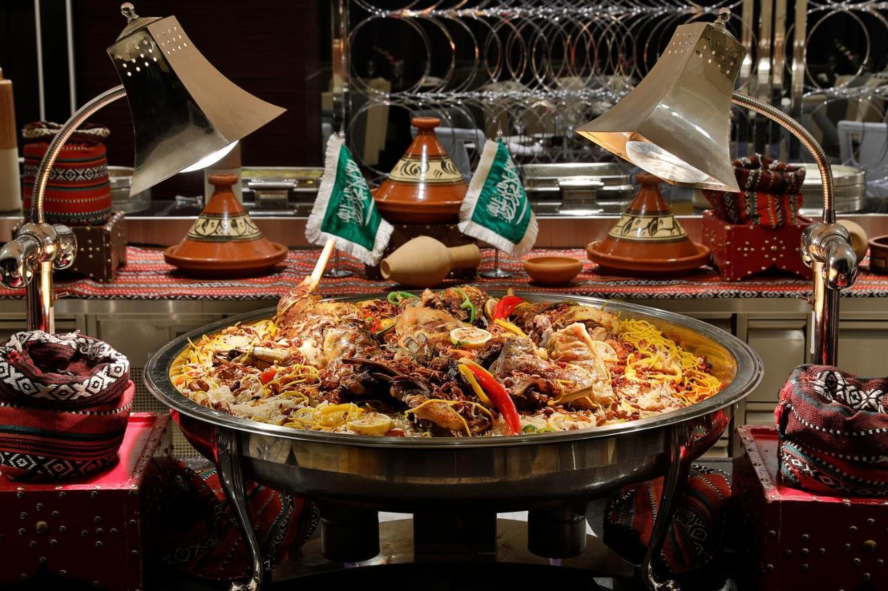 voco - Riyadh, an IHG Hotel Buitenkant foto A buffet at a restaurant
