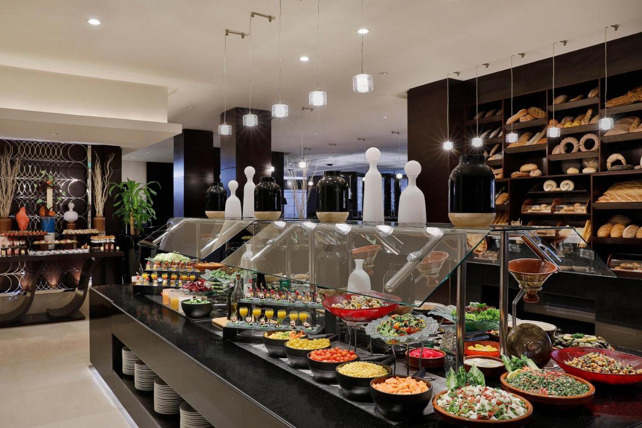voco - Riyadh, an IHG Hotel Buitenkant foto A buffet at a hotel
