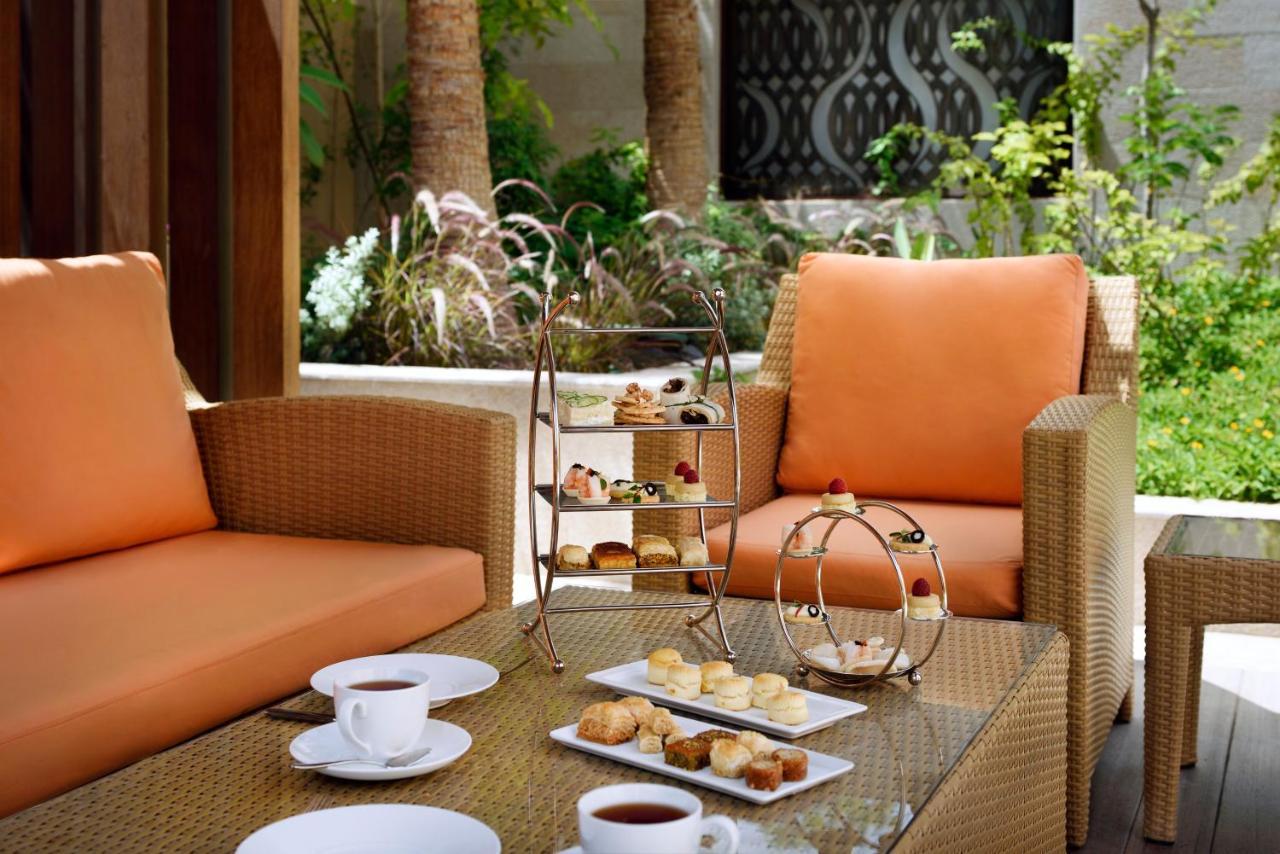 voco - Riyadh, an IHG Hotel Buitenkant foto Afternoon tea at the Four Seasons Hotel, Cairo