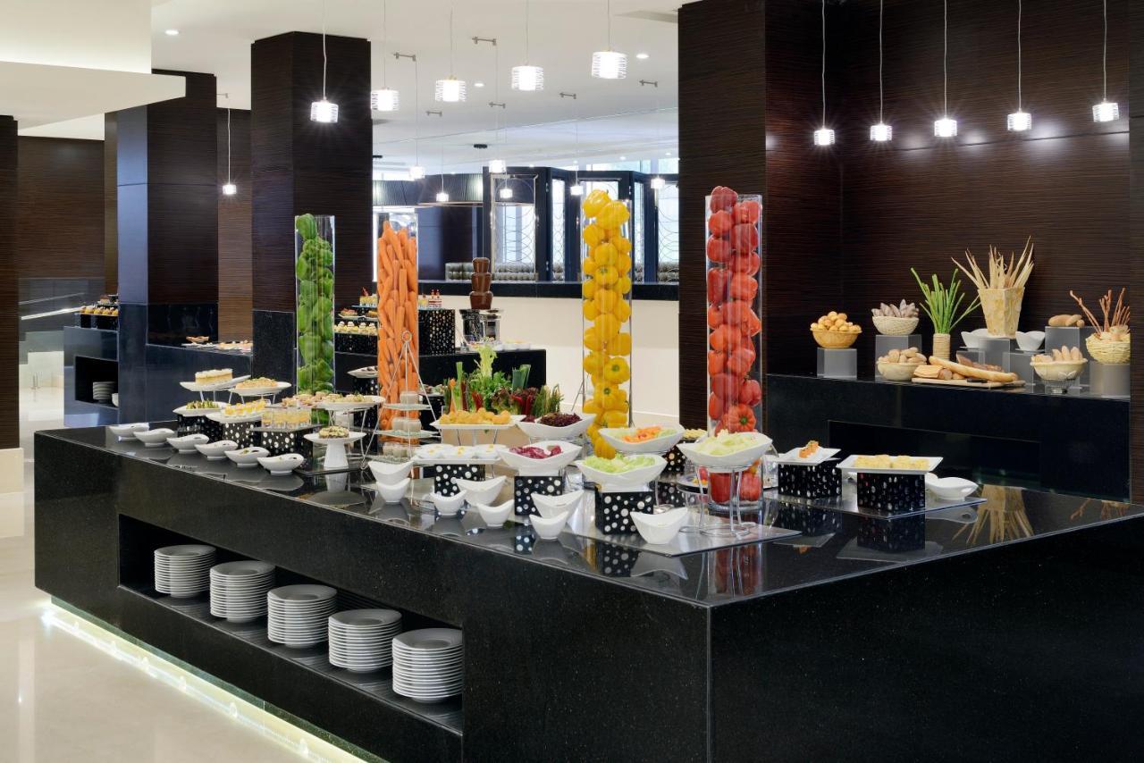 voco - Riyadh, an IHG Hotel Buitenkant foto A buffet at a hotel